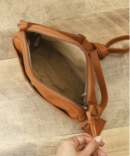 toleur(トーラ)の「toleur カウレザーミニショルダー(ショルダーバッグ・レディース・ブラック/グレイッシュベージュ/ワイン・FREE)」の15枚目の写真