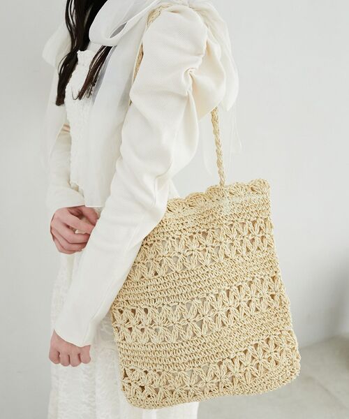 MAJESTIC LEGON(マジェスティックレゴン)の「フラワーペーパーバッグ(ショルダーバッグ・レディース・アイボリー・FREE)」の1枚目の写真