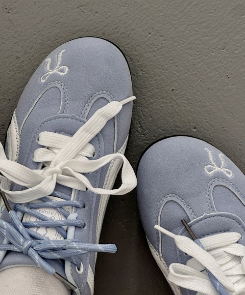 Sibra（シブラ）の「遊び心くすぐる刺繍×レトロカラーのヴィンテージ風スニーカー（スニーカー・レディース・ブラウン/レッド/ブルー/ピンク・L/M/S/24/23.5/23/22.5/24.5）」の2枚目の写真