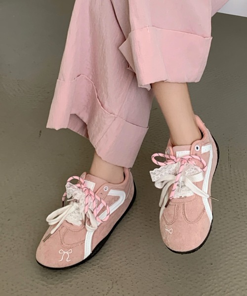 コーデのポイントになりそうなピンクレッド CHA NEL スニーカー adidas originals アディダス スニーカー BERMUDA IH0302 PINK
