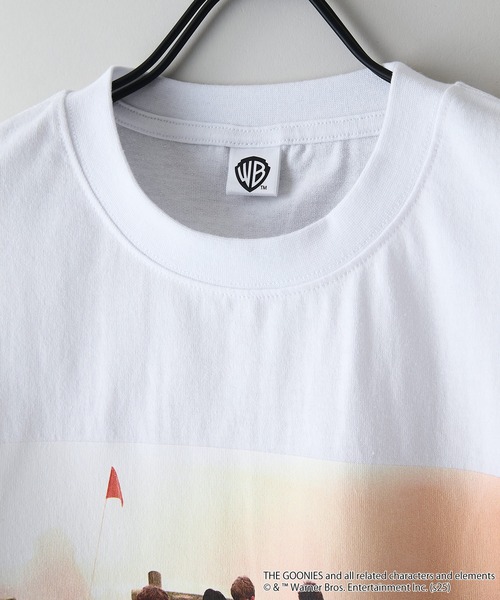 JEANS MATE（ジーンズメイト）の「【The Goonies/グーニーズ】プリントTシャツ ドロップショルダー オーバーサイズ（Tシャツ/カットソー・メンズ・ホワイト/スミクロ・MEDIUM/LARGE/X-LARGE）」の6枚目の写真