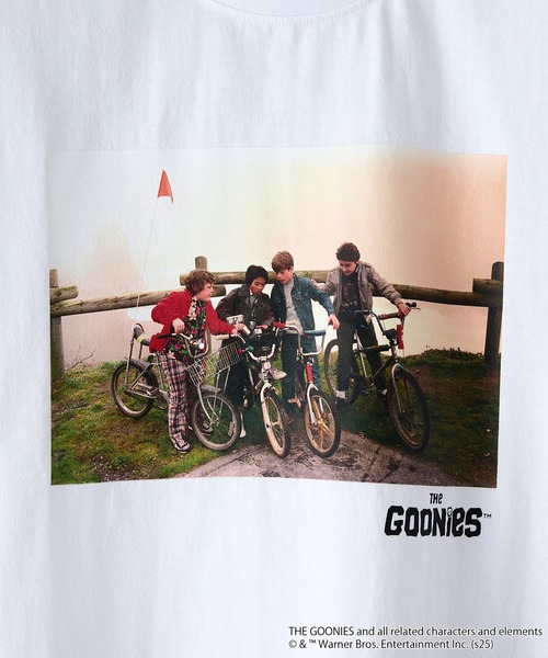 JEANS MATE（ジーンズメイト）の「【The Goonies/グーニーズ】プリントTシャツ ドロップショルダー オーバーサイズ（Tシャツ/カットソー・メンズ・ホワイト/スミクロ・MEDIUM/LARGE/X-LARGE）」の5枚目の写真