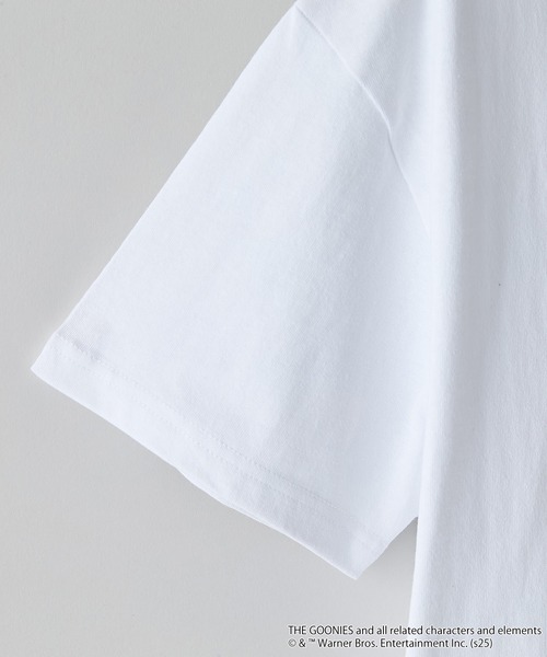 JEANS MATE（ジーンズメイト）の「【The Goonies/グーニーズ】プリントTシャツ ドロップショルダー オーバーサイズ（Tシャツ/カットソー・メンズ・ホワイト/スミクロ・MEDIUM/LARGE/X-LARGE）」の4枚目の写真