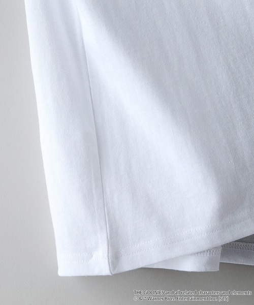 JEANS MATE（ジーンズメイト）の「【The Goonies/グーニーズ】プリントTシャツ ドロップショルダー オーバーサイズ（Tシャツ/カットソー・メンズ・ホワイト/スミクロ・MEDIUM/LARGE/X-LARGE）」の3枚目の写真