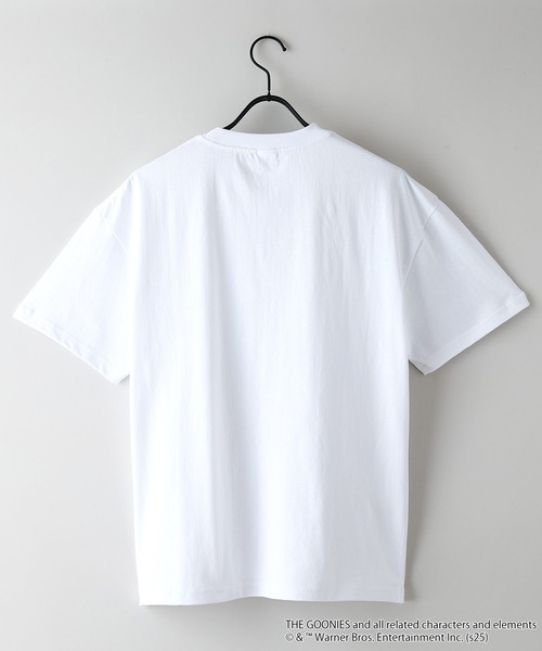 JEANS MATE（ジーンズメイト）の「【The Goonies/グーニーズ】プリントTシャツ ドロップショルダー オーバーサイズ（Tシャツ/カットソー・メンズ・ホワイト/スミクロ・MEDIUM/LARGE/X-LARGE）」の8枚目の写真