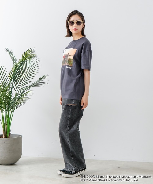 JEANS MATE（ジーンズメイト）の「【The Goonies/グーニーズ】プリントTシャツ ドロップショルダー オーバーサイズ（Tシャツ/カットソー・メンズ・ホワイト/スミクロ・MEDIUM/LARGE/X-LARGE）」の19枚目の写真