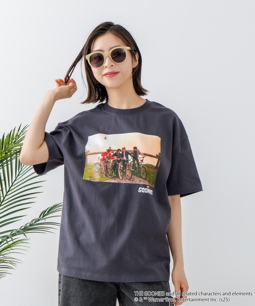JEANS MATE（ジーンズメイト）の「【The Goonies/グーニーズ】プリントTシャツ ドロップショルダー オーバーサイズ（Tシャツ/カットソー・メンズ・ホワイト/スミクロ・MEDIUM/LARGE/X-LARGE）」の16枚目の写真