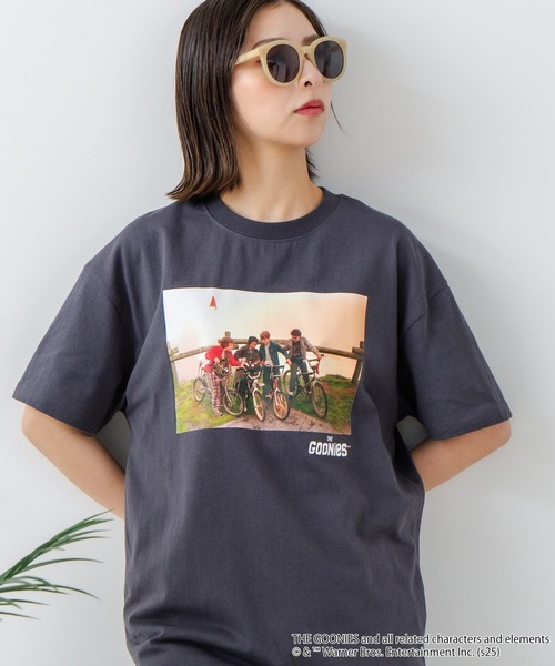 JEANS MATE（ジーンズメイト）の「【The Goonies/グーニーズ】プリントTシャツ ドロップショルダー オーバーサイズ（Tシャツ/カットソー・メンズ・ホワイト/スミクロ・MEDIUM/LARGE/X-LARGE）」の11枚目の写真
