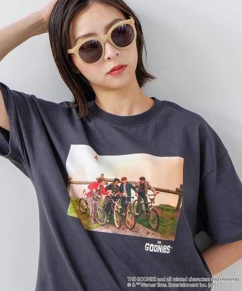 JEANS MATE（ジーンズメイト）の「【The Goonies/グーニーズ】プリントTシャツ ドロップショルダー オーバーサイズ（Tシャツ/カットソー・メンズ・ホワイト/スミクロ・MEDIUM/LARGE/X-LARGE）」の10枚目の写真