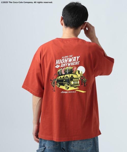 Coca Cola（コカコーラ）の「【Coca-Cola／BAYFLOW】USAコットンプリント半袖Tシャツ（Tシャツ/カットソー・メンズ・チャコール/レッド・MEDIUM/LARGE）」の2枚目の写真
