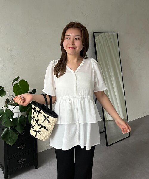 prose verse（プロズヴェール）の「【MOMO】Vネックストレッチティアードブラウス（シャツ/ブラウス・レディース・ブラック/オフホワイト・MEDIUM/LARGE）」の5枚目の写真