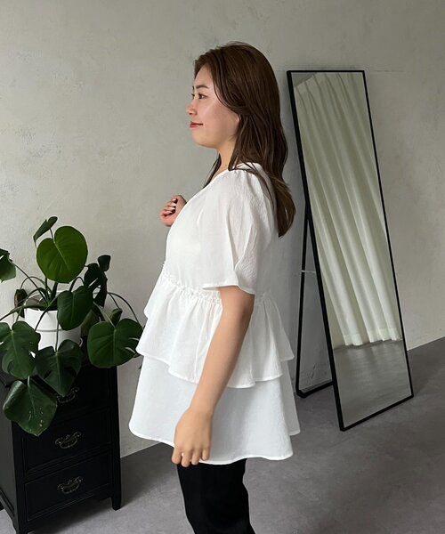 prose verse（プロズヴェール）の「【MOMO】Vネックストレッチティアードブラウス（シャツ/ブラウス・レディース・ブラック/オフホワイト・MEDIUM/LARGE）」の6枚目の写真