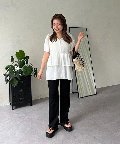 prose verse（プロズヴェール）の「【MOMO】Vネックストレッチティアードブラウス（シャツ/ブラウス・レディース・ブラック/オフホワイト・MEDIUM/LARGE）」の16枚目の写真