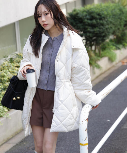 FREE'S MART（フリーズマート）の「◆ウエストドロストキルティングコート（その他アウター・レディース・ホワイト/ブラック・SMALL/MEDIUM）」の9枚目の写真