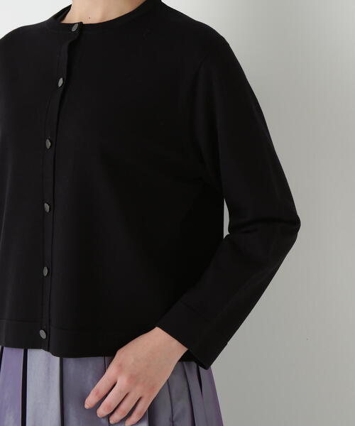 human woman（ヒューマンウーマン）の「◆レーヨン混ハイゲージクルーネックカーディガン（カーディガン/ボレロ・レディース・ブラック/ベージュ/レッド・MEDIUM）」の13枚目の写真