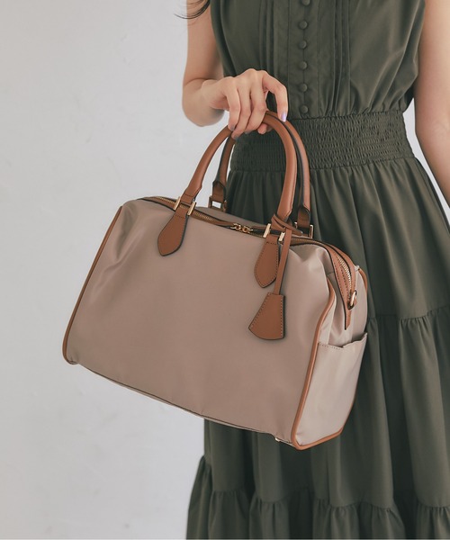 tocco closet(トッコ クローゼット)の「2WAYショルダー&キーチャーム付きボストンバッグ(ボストンバッグ・レディース・ネイビー/グレイッシュベージュ/ブラック・FREE)」の2枚目の写真
