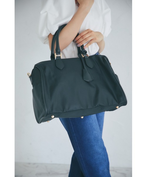 tocco closet(トッコ クローゼット)の「2WAYショルダー&キーチャーム付きボストンバッグ(ボストンバッグ・レディース・ネイビー/グレイッシュベージュ/ブラック・FREE)」の1枚目の写真