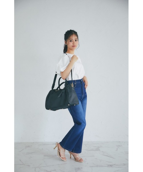 tocco closet(トッコ クローゼット)の「2WAYショルダー&キーチャーム付きボストンバッグ(ボストンバッグ・レディース・ネイビー/グレイッシュベージュ/ブラック・FREE)」の5枚目の写真