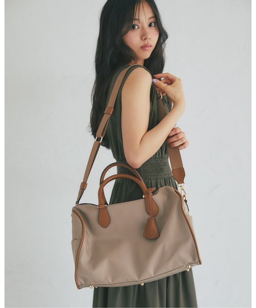 tocco closet(トッコ クローゼット)の「2WAYショルダー&キーチャーム付きボストンバッグ(ボストンバッグ・レディース・ネイビー/グレイッシュベージュ/ブラック・FREE)」の6枚目の写真