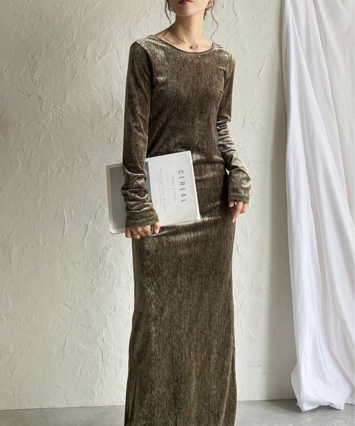She's Closet(シーズクローゼット)の「長袖ロング丈バックオープンベロアワンピース(ワンピース・レディース・ブルー/グレイッシュベージュ/ブラウン/ブラック・FREE)」の3枚目の写真