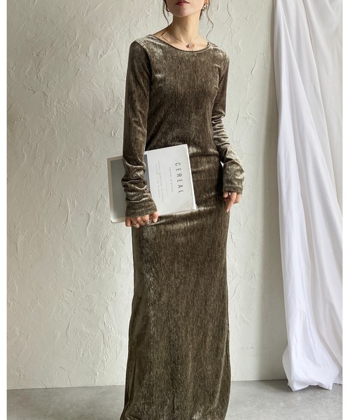 She's Closet(シーズクローゼット)の「長袖ロング丈バックオープンベロアワンピース(ワンピース・レディース・ブルー/グレイッシュベージュ/ブラウン/ブラック・FREE)」の6枚目の写真