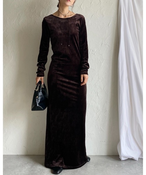 She's Closet(シーズクローゼット)の「長袖ロング丈バックオープンベロアワンピース(ワンピース・レディース・ブルー/グレイッシュベージュ/ブラウン/ブラック・FREE)」の15枚目の写真