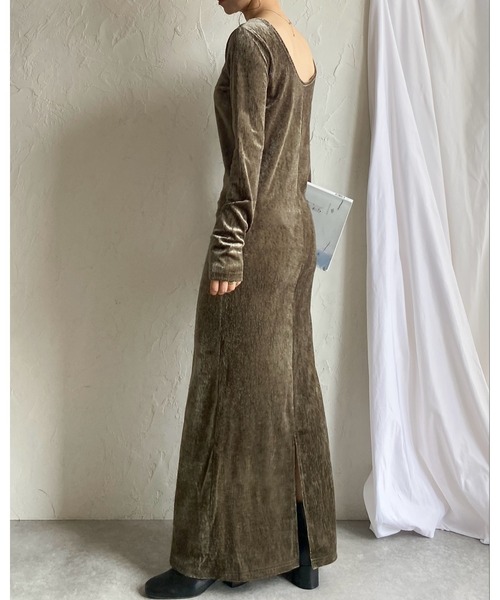 She's Closet(シーズクローゼット)の「長袖ロング丈バックオープンベロアワンピース(ワンピース・レディース・ブルー/グレイッシュベージュ/ブラウン/ブラック・FREE)」の17枚目の写真