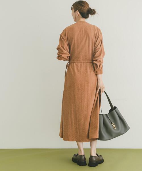 ITEMS URBANRESEARCH(アイテムズ アーバンリサーチ)の「『イージーケア』ウエストギャザーロングスリーブワンピース(ワンピース・レディース・グレー系その他/オレンジ/チャコールグレー/その他1・FREE)」の16枚目の写真
