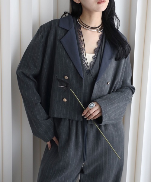 YENNA（イェンナ）の「【配色ショートテーラードジャケット】ストライプ・チェック・無地テーラード/卒業式/入学式/オケージョンジャケット（テーラードジャケット・レディース・ネイビー/ブラウン/グレイッシュベージュ/チャコールグレー/ベージュ/グレー系その他/ブルー系その他/ブラック系その他・FREE）」の2枚目の写真