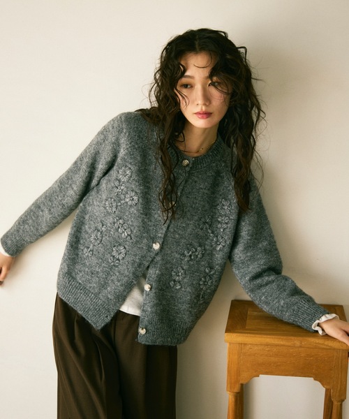 Lutim by u(ルチバイユー)の「Floral embroidery crew knit cardigan / フローラル刺繍クルーニットカーディガン(カーディガン/ボレロ・レディース・グレー/アイボリー・FREE)」の2枚目の写真