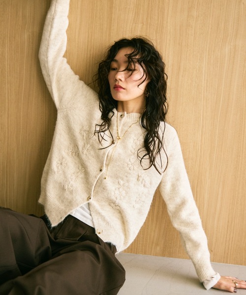 Lutim by u(ルチバイユー)の「Floral embroidery crew knit cardigan / フローラル刺繍クルーニットカーディガン(カーディガン/ボレロ・レディース・グレー/アイボリー・FREE)」の1枚目の写真