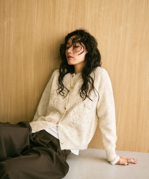 Lutim by u(ルチバイユー)の「Floral embroidery crew knit cardigan / フローラル刺繍クルーニットカーディガン(カーディガン/ボレロ・レディース・グレー/アイボリー・FREE)」の11枚目の写真