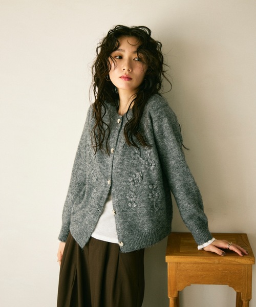 Lutim by u(ルチバイユー)の「Floral embroidery crew knit cardigan / フローラル刺繍クルーニットカーディガン(カーディガン/ボレロ・レディース・グレー/アイボリー・FREE)」の5枚目の写真