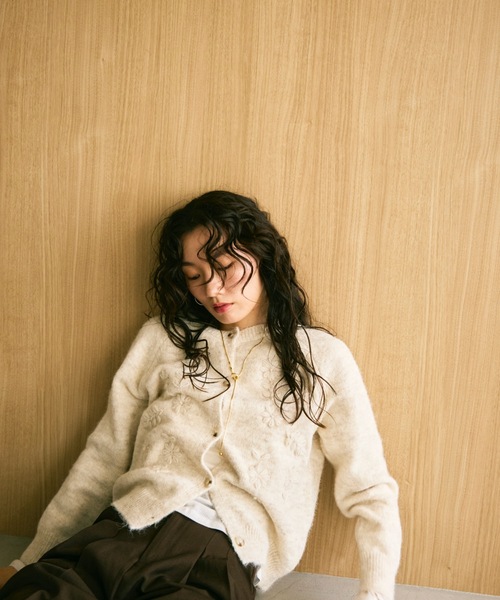 Lutim by u(ルチバイユー)の「Floral embroidery crew knit cardigan / フローラル刺繍クルーニットカーディガン(カーディガン/ボレロ・レディース・グレー/アイボリー・FREE)」の14枚目の写真