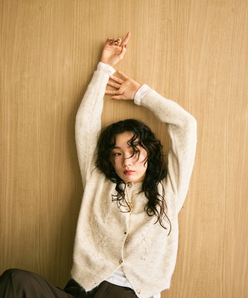 Lutim by u(ルチバイユー)の「Floral embroidery crew knit cardigan / フローラル刺繍クルーニットカーディガン(カーディガン/ボレロ・レディース・グレー/アイボリー・FREE)」の18枚目の写真
