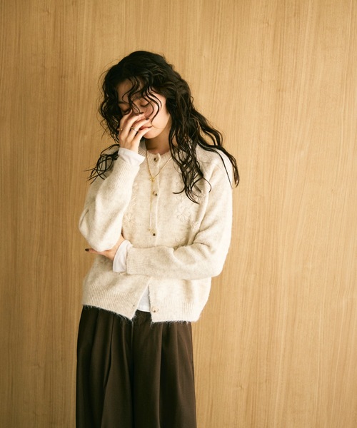 Lutim by u(ルチバイユー)の「Floral embroidery crew knit cardigan / フローラル刺繍クルーニットカーディガン(カーディガン/ボレロ・レディース・グレー/アイボリー・FREE)」の20枚目の写真