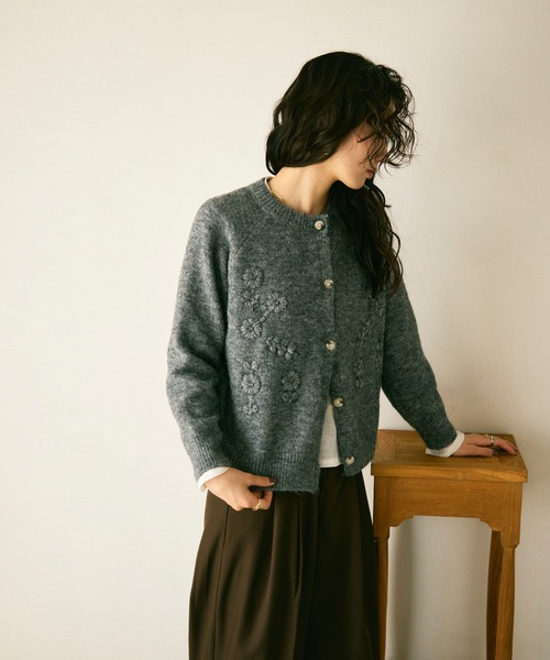 Lutim by u(ルチバイユー)の「Floral embroidery crew knit cardigan / フローラル刺繍クルーニットカーディガン(カーディガン/ボレロ・レディース・グレー/アイボリー・FREE)」の21枚目の写真
