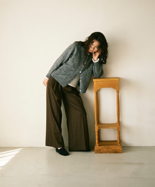 Lutim by u(ルチバイユー)の「Floral embroidery crew knit cardigan / フローラル刺繍クルーニットカーディガン(カーディガン/ボレロ・レディース・グレー/アイボリー・FREE)」の3枚目の写真