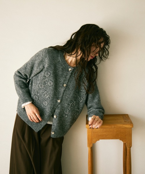 Lutim by u(ルチバイユー)の「Floral embroidery crew knit cardigan / フローラル刺繍クルーニットカーディガン(カーディガン/ボレロ・レディース・グレー/アイボリー・FREE)」の6枚目の写真