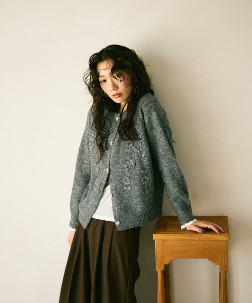 Lutim by u(ルチバイユー)の「Floral embroidery crew knit cardigan / フローラル刺繍クルーニットカーディガン(カーディガン/ボレロ・レディース・グレー/アイボリー・FREE)」の7枚目の写真