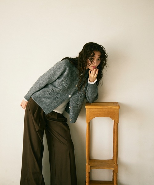 Lutim by u(ルチバイユー)の「Floral embroidery crew knit cardigan / フローラル刺繍クルーニットカーディガン(カーディガン/ボレロ・レディース・グレー/アイボリー・FREE)」の8枚目の写真