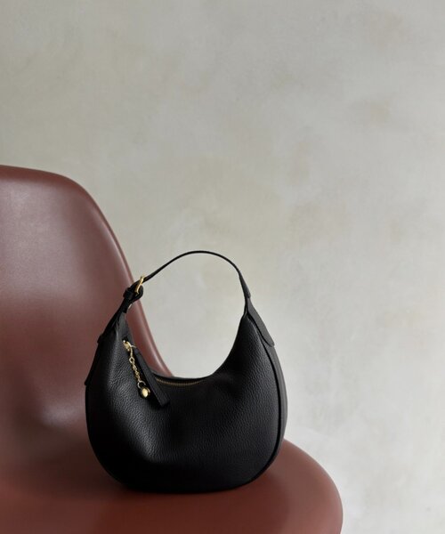 美品✨gemeil russet ハーフムーンバッグ　ブラック　本革　定価2.6 美品✨gemeil russet ハーフムーンバッグ ブラック 本革 定価2.6