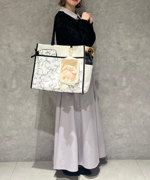 Maison de FLEUR(メゾンドフルール)の「リボンプリントスクエアトートバッグ(トートバッグ・レディース・ブラック/ピンク/ライトブルー・FREE)」の7枚目の写真