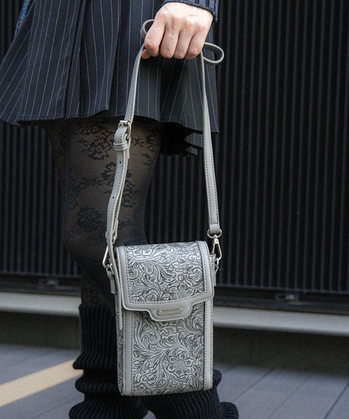 HARE（ハレ）の「Flowerエンボスミニショルダーバッグ(HARE)（ショルダーバッグ・レディース・グレー/ブラック・FREE）」の2枚目の写真