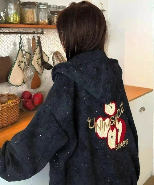 GEMEDA(ジェメダ)の「【秋冬新作】アップル刺繍ジップパーカー(パーカー・レディース・ブラック・M)」の13枚目の写真
