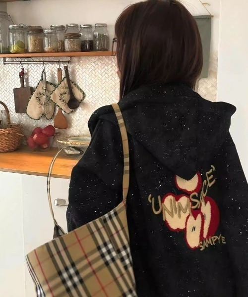 GEMEDA(ジェメダ)の「【秋冬新作】アップル刺繍ジップパーカー(パーカー・レディース・ブラック・M)」の16枚目の写真