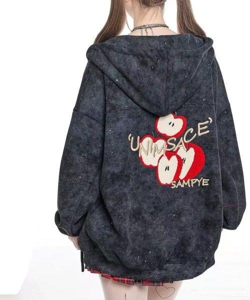GEMEDA(ジェメダ)の「【秋冬新作】アップル刺繍ジップパーカー(パーカー・レディース・ブラック・M)」の2枚目の写真