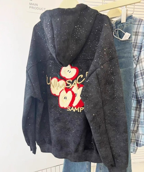 GEMEDA(ジェメダ)の「【秋冬新作】アップル刺繍ジップパーカー(パーカー・レディース・ブラック・M)」の11枚目の写真