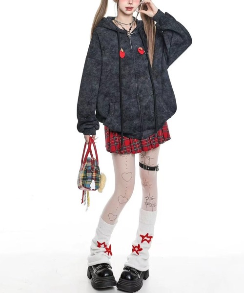 GEMEDA(ジェメダ)の「【秋冬新作】アップル刺繍ジップパーカー(パーカー・レディース・ブラック・M)」の7枚目の写真