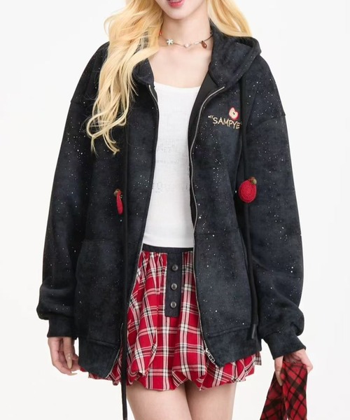 GEMEDA(ジェメダ)の「【秋冬新作】アップル刺繍ジップパーカー(パーカー・レディース・ブラック・M)」の4枚目の写真